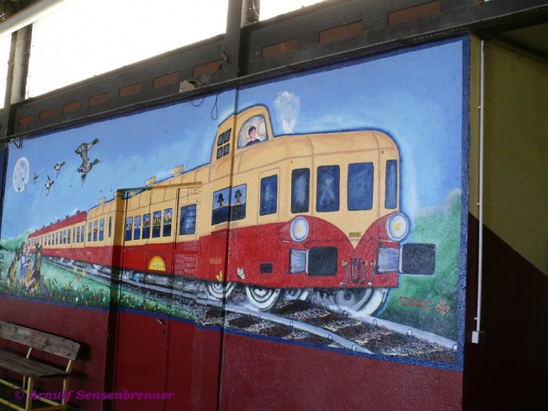 Prhistorische Wandmalereien lassen sich im Sden Frankreichs des fteren finden. Diese Wandmalerei hingegen findet sich im Eisenbahnmuseum, das sich in einem Teil des SNCF-Depots in Nmes befindet.
Triebwagen X3824 „Picasso“ mit Beiwagen.
Nmes Eisenbahnmuseum
14.09.2007
