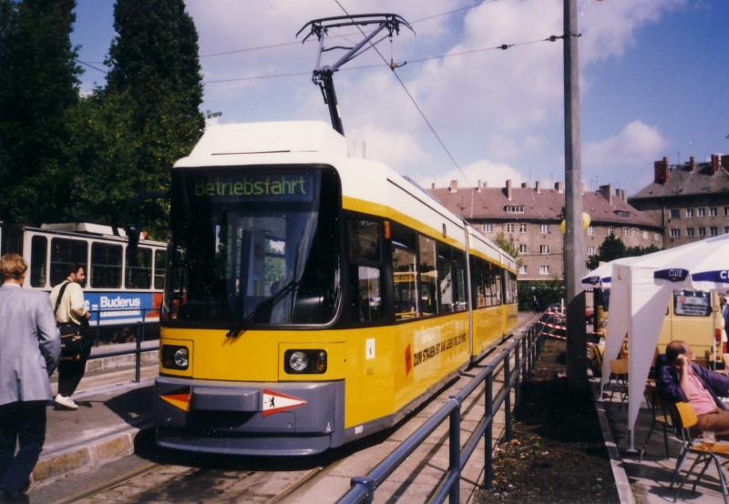 Prsentationsfahrt der ersten vier GT6-Wagen auf der Linie 20 am 26.8.1994. Hier der Wagen 1003 an der Endhaltestelle Eberswalder Strasse.