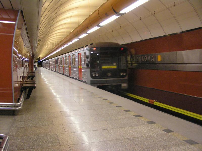 Prag, abfahrender Metrozug der Linie B in der Station KŘIKOVA