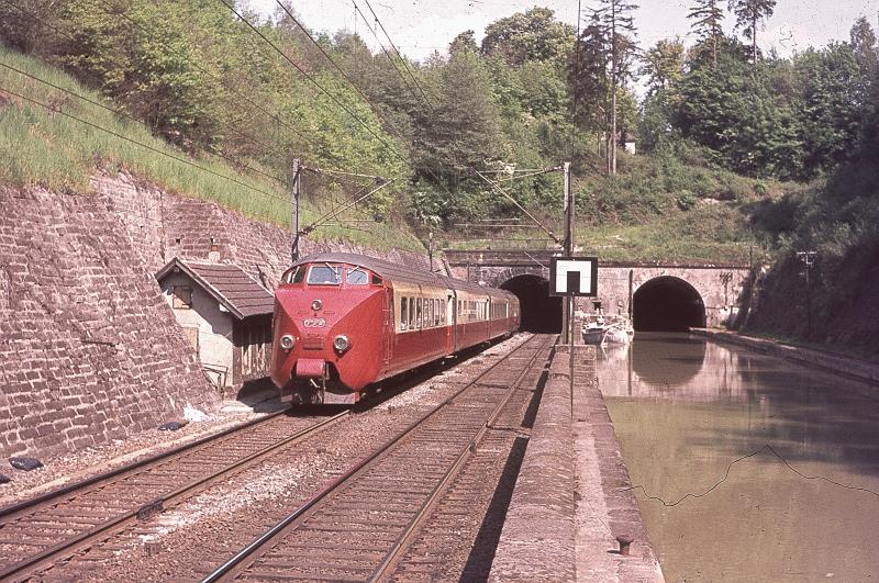 Praktisch hat man damals gebaut, der Rhein-Marne Kanal hier bei
Abreshviller, wurde zusammen mit der Bahnlinie Straburg - Bar le duc gemeinsam durch den Berg gebohrt. Hier befahren vom Hollndisch Schweizer Tee Triebzug. Der Kanal wurde auf dieser Strecke von einer Elektrischen Treidelbahn begleitet.