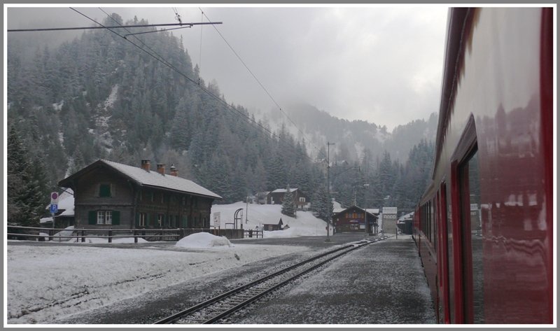 Preda ist leicht verzuckert, aber die Schlittelbahn ist geschlossen und so steigt auch niemand ein oder aus. (23.04.2009)