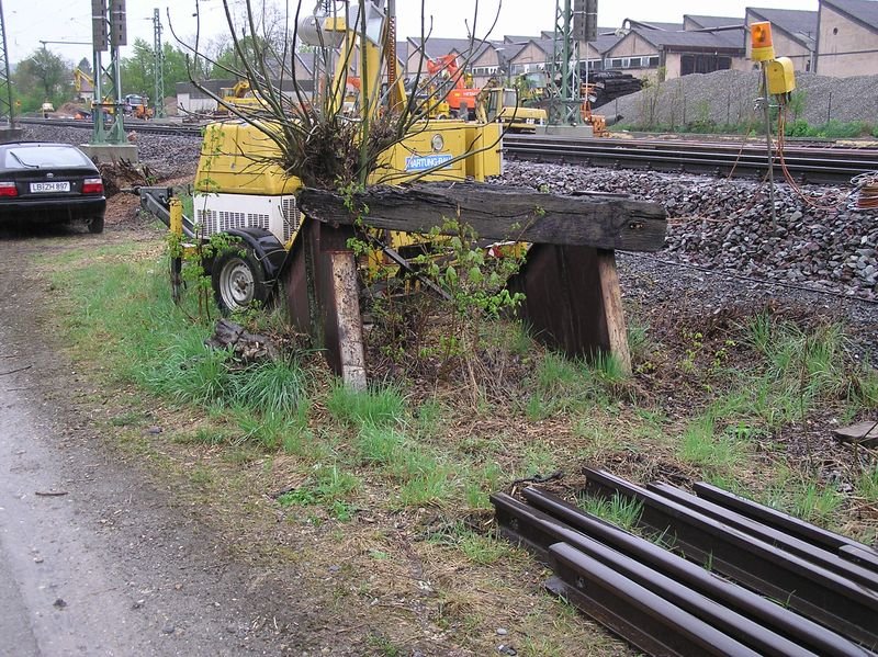 Prellbock der am Ende des Anschlussgleises f�r die ehemalige Fa. Otto Textile in Wendlingen der lange seinen Dienst versah. (18.04.2009)