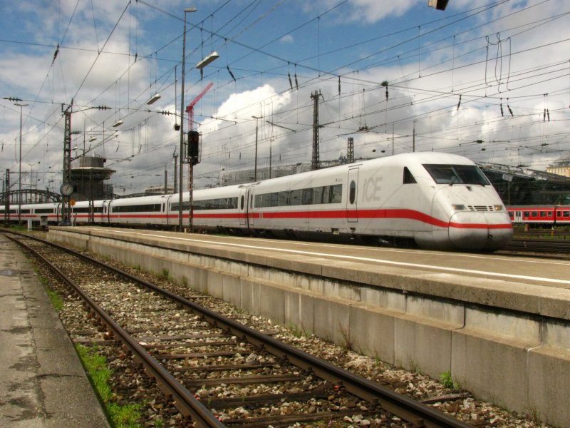 Premiere auf meiner Kamera: Ein ICE 2. Hier  bei der Einfahrt in M�nchen Hbf am 16.05.2009 w�hrend des Bahnbilder-Treffens.
