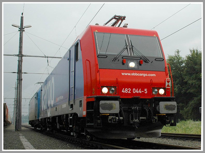 Premiere in der Steiermark. Erstmals kam eine SBB Maschine (482 044-5)nach Graz. Nach Einstellungsarbeiten am 3.7.2006 in der Traktion des Graz-Kflacherbahnhofes verlie sie, kalt geschleppt, die Steiermark am Abend mit dem LTE Containerzug G 43938.