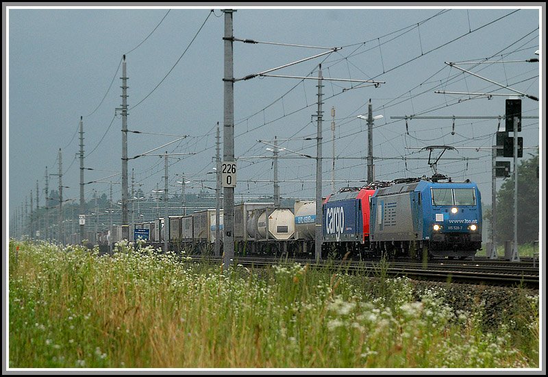 Premiere in der Steiermark. Erstmals kam eine SBB Maschine (482 044-5)nach Graz. Nach Einstellungsarbeiten am 3.7.2006 in der Traktion des Graz-Kflacherbahnhofes verlie sie, kalt geschleppt, die Steiermark am Abend mit dem LTE Containerzug G 43938. Pnktlich um 20:40 verlie LTE 185 528 mit ihrem Containerzug Kalsdorf-Sd. Vielleicht einigen Angaben zum Foto. Es herrschte leichter Regen, und der Zug ist auf dem Bild bereits in Bewegung.