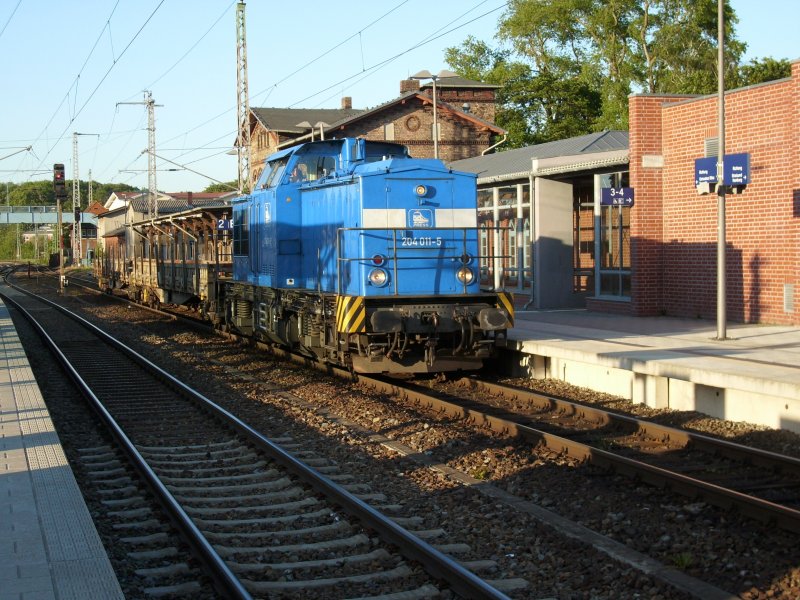 PRESS 204 011 fhrt am 23.Mai 2009 in Bergen/Rgen ber Gleis 2 nach  Putbus.