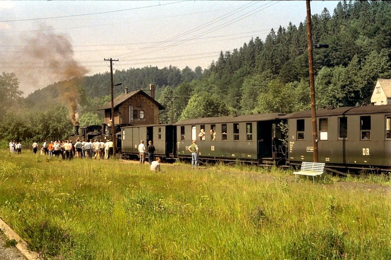 Pressnitztalbahn um 1986. Regulrer Personenzug von Wolkenstein nach Jhstadt, an Museumsbetrieb ist noch nicht zu denken. Aufenthalt zum Wassernehmen.