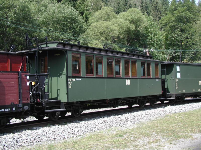 Pressnitztalbahn,Restaurierter Personenwagen 970-751,3.Klasse mit Oberlicht und Heberlein Seilzug Bremse (Bj.1900)am 12.08.04 im Bahnhof  Schlssel 