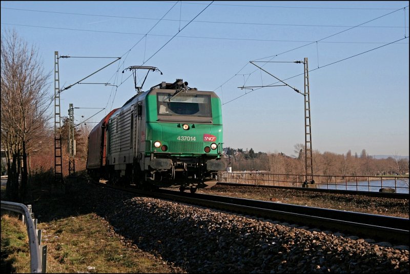 PRIMA 4370014: Hier bespannt sie bei Feldkirchen einen Gterzug Richtung Gremberg. (09.02.2008)