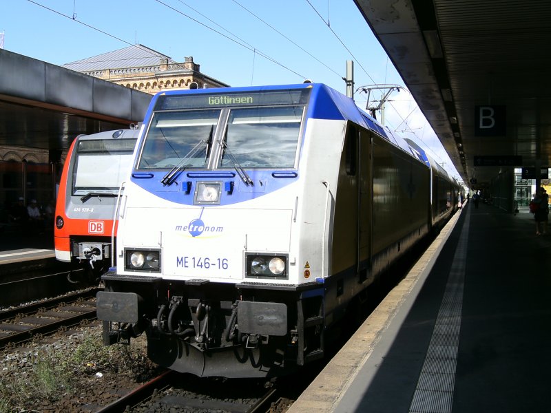 Privat tritt auf DB in Hannover in der linken Ecke ME 146-16 und in der rechte Ecke ein 425 der S Bahn Hannover