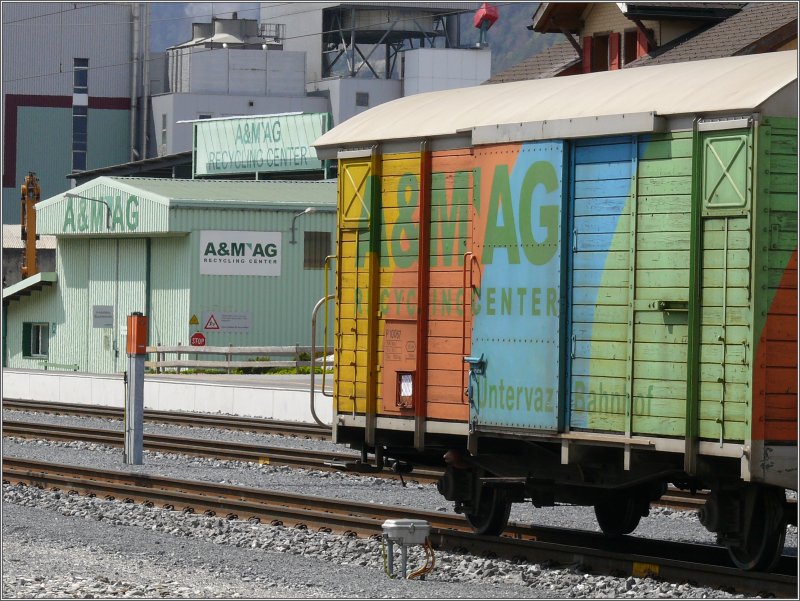 Privatwagen P10067 der Firma A&M Recycling im Hintergrund. Bahnhof Untervaz-Trimmis. (27.04.2008)