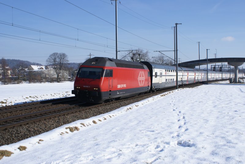 Pro Stunde wird jeweils ein Zug von Zrich Flughafen in Bassersdorf abgestellt. Einen dieser Zge mit der Re 460 068-0 konnte ich auf der Rckfahrt nach Zrich Flughafen am 15.2.09 ablichten.