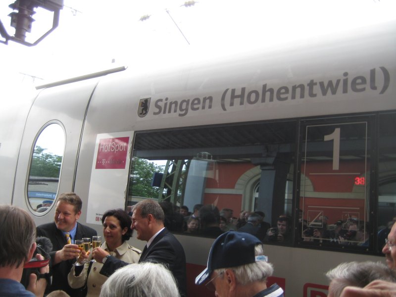 Prost auf Br 403 015, gerade auf den Namen  Singen Hohentwiel  getauft! 7. Juni 2008