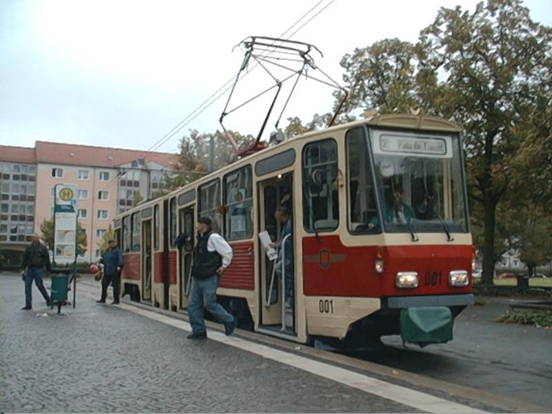 Prototyp des Tatra Gelenkzuges KT4D am Platz der Einheit 26.09.04 zum Stadteilfest Waldstadt und 70 Jahre Linie Richtung Rehbrcke
