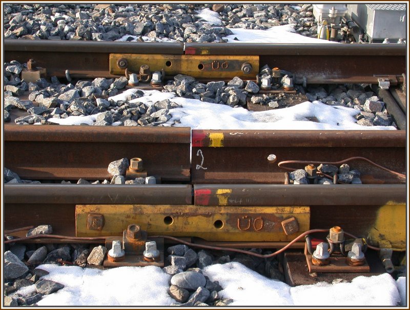 Provisorisch verschraubtes, neues Dreischienengleis in Domat/Ems.Auf dem Normalspurgleis wird gefahren, auf dem Schmalspurgleis noch nicht.(zum Glck) (01.02.2007)