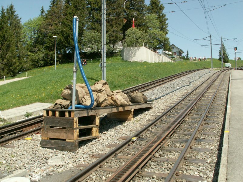 Provisorischer  Kohlebansen  und  Wasserkran  bei der Station Rigi-Staffel.Er dient zur Versorgung der Dampfloks,in diesem Sommer auch der legendren Stehkessellok Nr.7.Der ebenfalls prov. Wasserturm  wurde weiter oberhalb(Geflle)zwischen den beiden Gleisen platziert,wo er oben rechts auch zu sehen ist.Rigi-Staffel 23.05.09