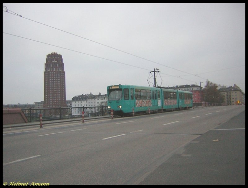 Pt-Triebwagen 650 berquerte auf der Linie 14 in Fahrtrichtung Bornheim Ernst-May-Platz am 30.11.2006 den Main auf der Ignatz-Bubis-Brcke.