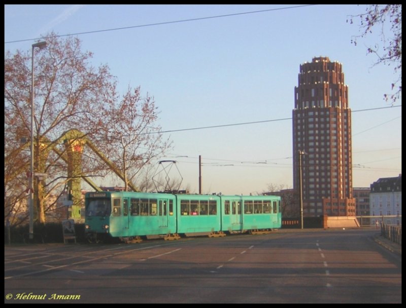 Pt-Triebwagen 686 hatte am 15.01.2007 auf dem 6. Zug der Linie 14 nach Bornheim / Ernst-May-Platz gerade den Main auf der  Ignatz-Bubis-Brcke berquert und wartete auf das Signal zur Weiterfahrt.