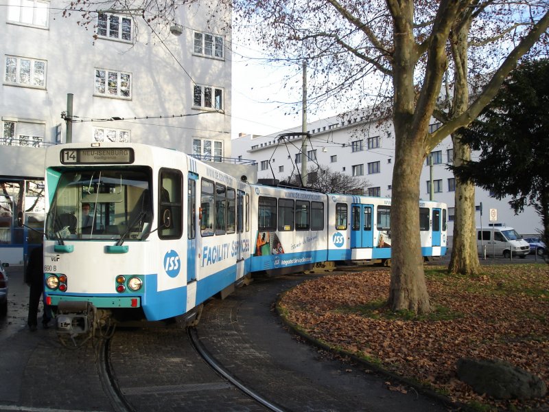 Pt Wagen 690 steht bei winterlichem Licht im Januar 2007 in der Wendeschleife Bornheim Ernst-May-Platz und f�hrt in K�rze zur�ck nach Neu Isenburg-Stadtgrenze.