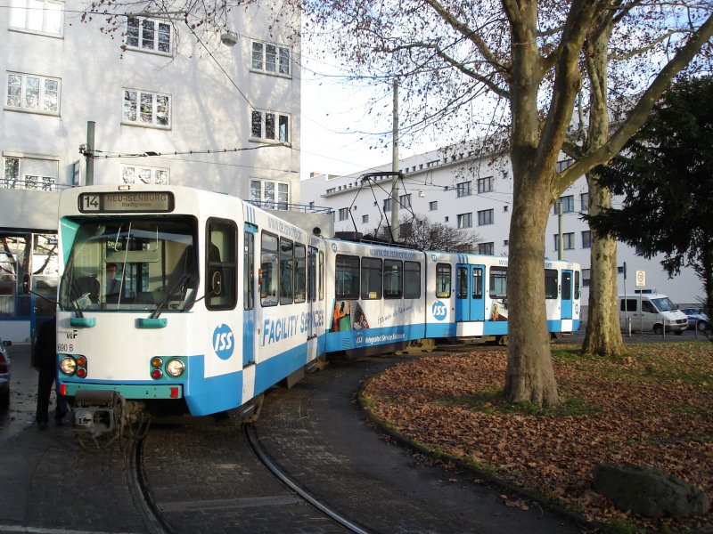 Pt Wagen 690 steht bei winterlichem Licht im Januar 2007 in der Wendeschleife Bornheim Ernst-May-Platz und fhrt in Krze zurck nach Neu Isenburg-Stadtgrenze.