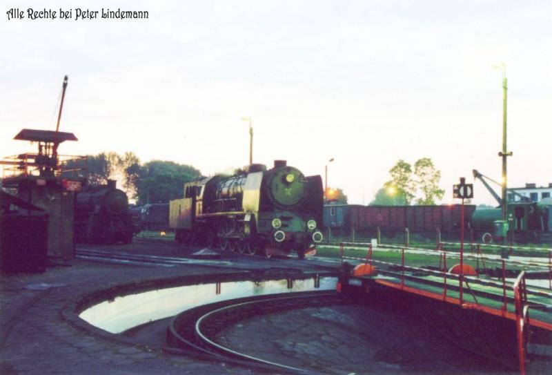 Pt47-112 ist noch nicht fr den Frhzug vorgesehen. Die Laternen Brennen zwar noch, es beginnt aber bereits die Sonne aufzugehen.
Wolsztyn Mai 2002.
