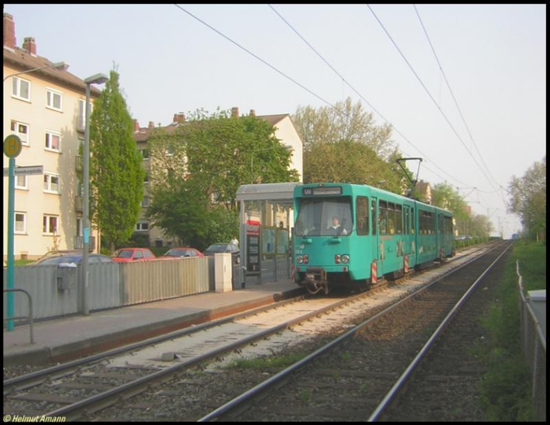 Ptb-Triebwagen 725 am 06.05.2006 auf dem 3. Zug der Linie U5 nach Preungesheim bei der Einfahrt in die Station Ronneburgstrae.