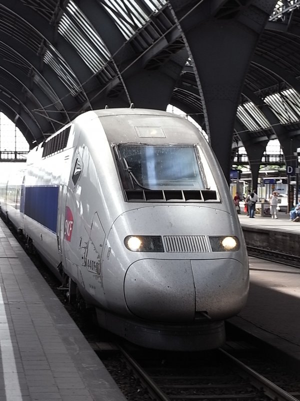 Pnktlich auf die Minute fhrt der TGV 9573 am 9.9.09 in Karlsruhe Hbf ein. Zielbahnhof ist Stuttgart.