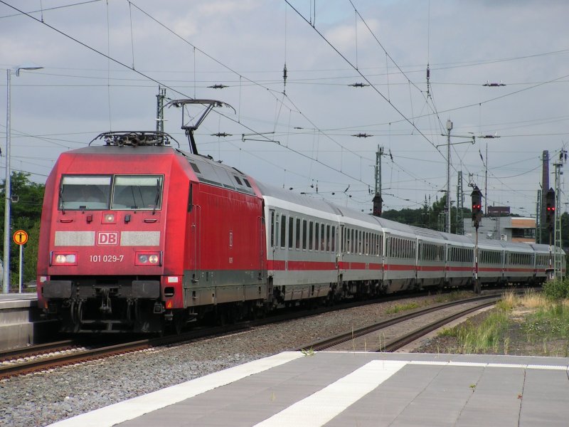 Pnktlich fhrt BR 101 029-7 am 23.6.08 um 10:43 Uhr mit dem IC nach Leipzig in Nienburg (Weser) ein.