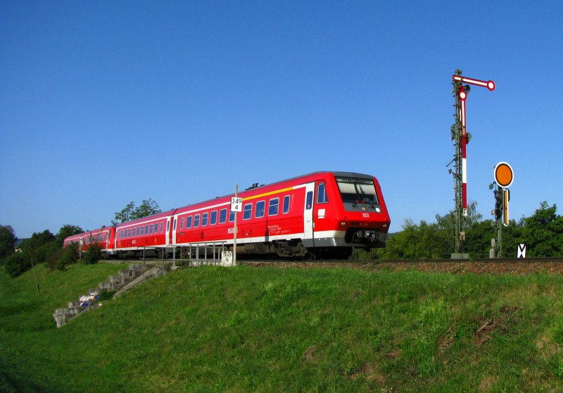 Pnktlich passiert IRE 3103 (Basel-Ulm Hbf), gefhrt von 611 024 das Einfahrsignal von Wilchingen-Hallau. (6.September 2009)
