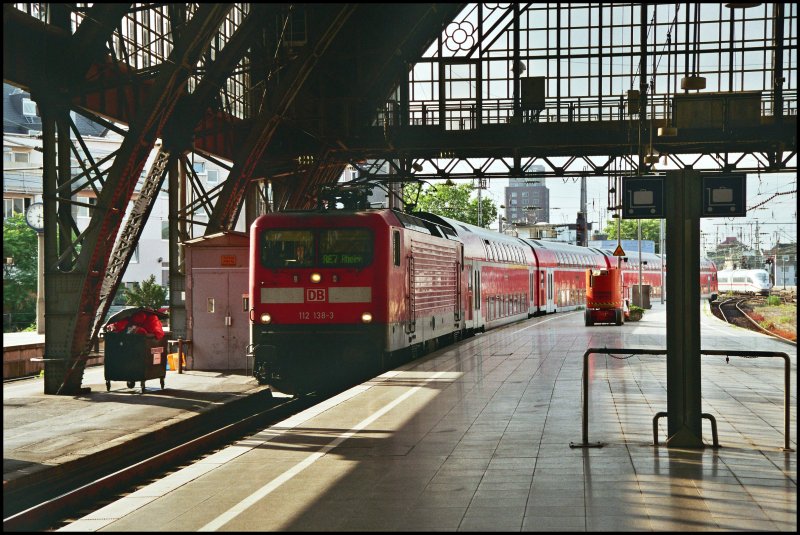 Pnktlich rollt 112 138 mit dem RE7  RHEIN-MNSTERLAND-EXPRESS  von Krefeld nach Rheine, in den Hauptbahnhof Kln ein. Aufgenommen am 27.05.07 