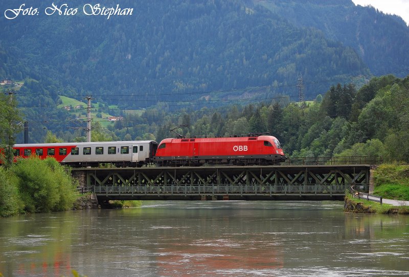 Pnktlich um 10 nach 12 passiert 1116 161-9 mit REX 1526 Salzburg Hbf. - Saalfelden die Salzachbrcke an der nord/stlichen Bahnhofseinfahrt von Schwarzach-St.Veit (sterreichurlaub 14.08.09)