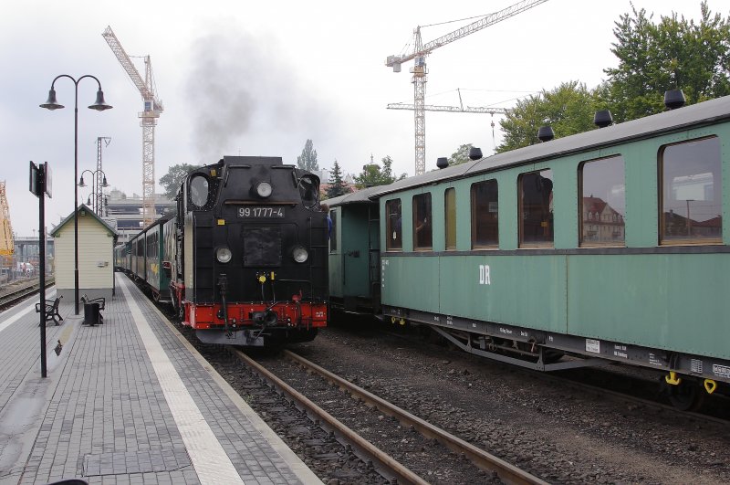 Pnktlich um 14Uhr luft am 31.08.2012 99 1777 mit P3007 aus Moritzburg im Bahnhof Radebeul-Ost ein. Die Krne im Hintergrund zeugen von den umfangreichen Bauaktivitten im und um den Bahnhofsbereich, welcher im Vergleich zu frher schon jetzt nicht mehr wiederzuerkennen ist.