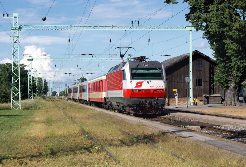Pnktlich um 17:07 Uhr erreichte 1014 004 am 25.07.2009 mit EZ7933 von Neusiedl am See den Zugendbahnhof Pamhagen.