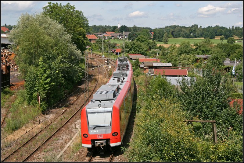 Pnktlich verlsst 425 148/648 als RB 30226 von Rosenheim nach Holzkirchen den Bahnhof Richtung Bad Aibling. Der Schrotthndler links im Bild bekommt sogar noch Waggons zugestellt.