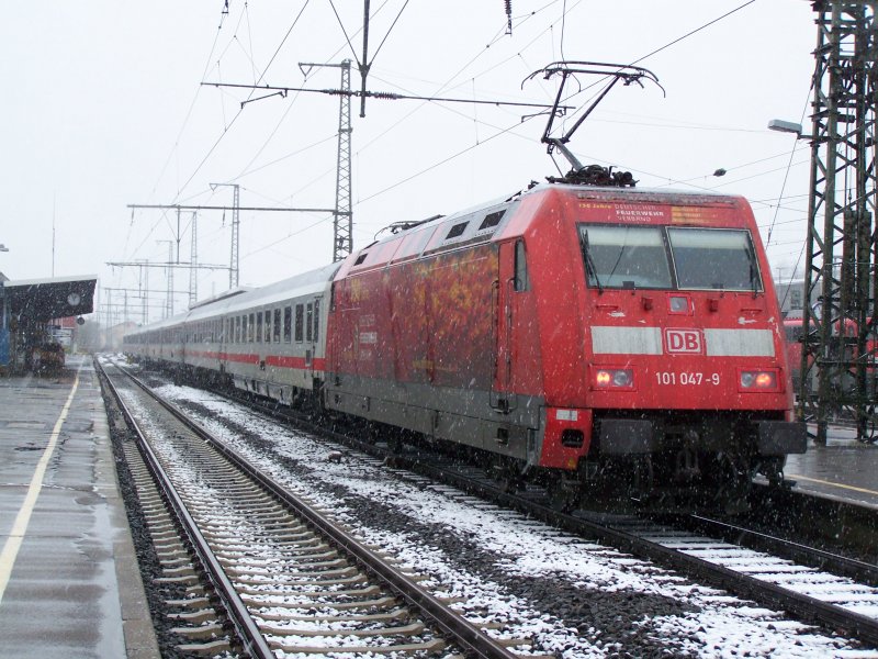 Pnktlich zum ersten Schnee kam die 101 047-9  Feuerwehr-Express  mit dem IC 2067 von Karlsruhe Hbf nach Nrnberg Hbf. Hier im Bahnhof Aalen.