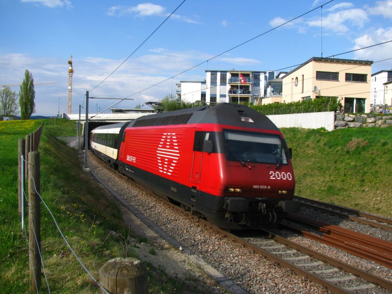 Pnktlich zur Durchfahrt des IR 2136 lockerte sich die Wolkendecke und ermglichte es mir, die Re 460 059 in der schnsten Frhlingsabendsonne abzulichten. (18.April 2009)