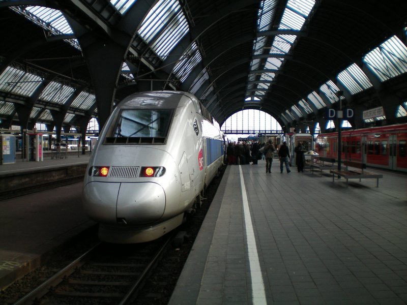 Pnktlicher !!!TGV 9571 nach Stuttgart,am 07.03.2008 in Karlsruhe.