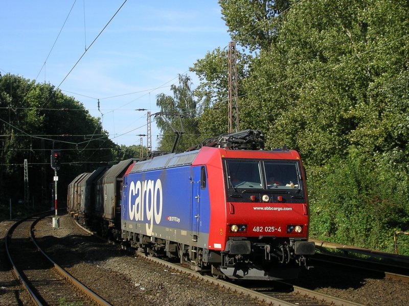 Pnktlicher Zeitplan der SBB CARGO 482 025-2 durch Bochum Hamme nach Bochum Langendreer.(09.09.2008) 