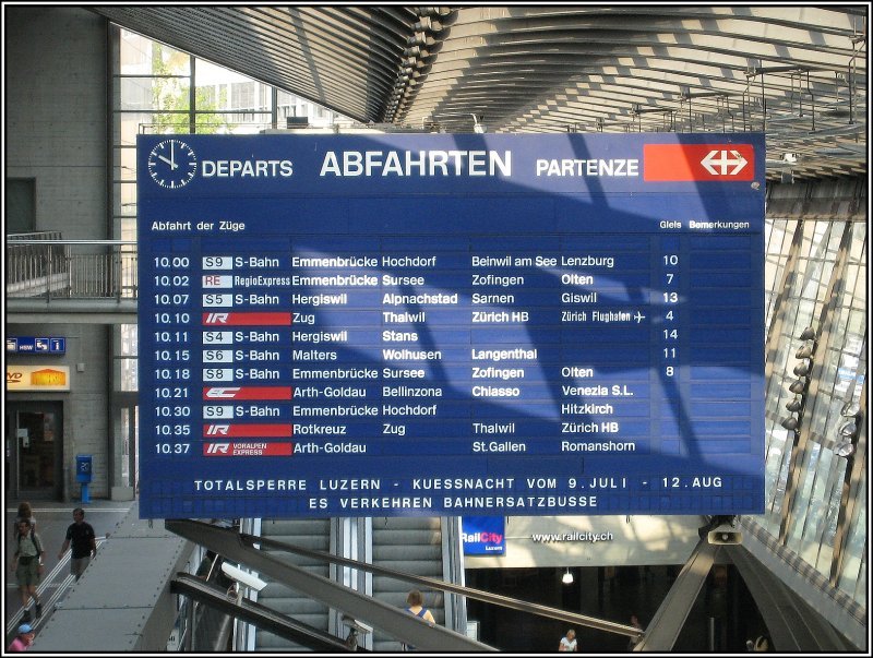Punkt 10:00 Uhr am 18.07.2007 im Bahnhof von Luzern: Blick auf die Abfahrtzeiten der Zge.