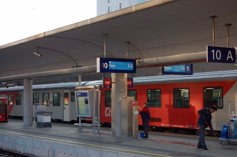 Putzen fr  Klaus . Man traut fast seinen Augen nicht. Im Bahnhof Linz werden die Bahnsteige nass geschrubbt!!! Tglich!!! und wenn es sein mu 2x Tglich!!! Da sieht man nix vom Schmuddelimage oder dsteren stinkenden Ecken wie bei bundesdeutschen Bahnhfen... Dieses Duo war den ganzen Tag unterwegs.