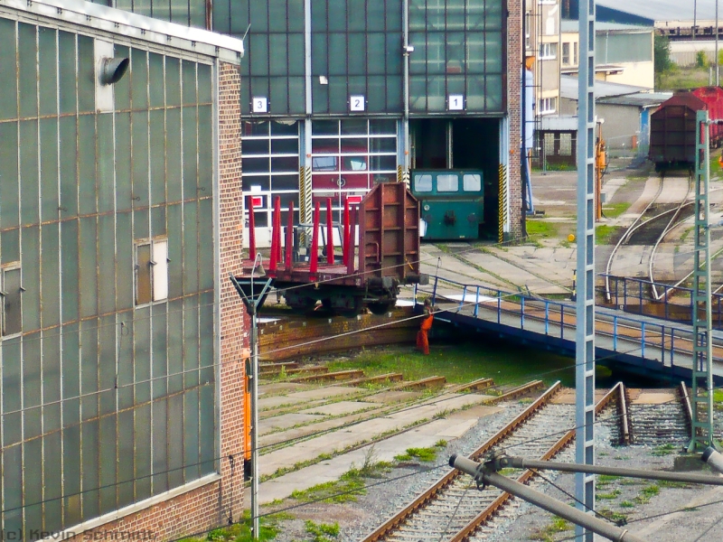 Puuuh, das ist ja gerade nochmal gutgegangen! Trotzdem: das Geländer der Drehscheibe ist jetzt etwas verformt, nachdem dieser Güterwagen am 07.10.2009 gegen 17:36 im Bw Saalfeld fast in die Drehscheibengrube gefallen wäre und mit dem Puffer das Geländer gerammt haben muss. Jetzt heißt es für die Eisenbahner: Anpacken! ;-)