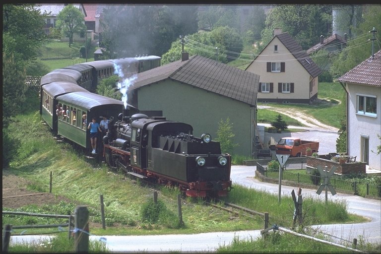PX48 1912 zieht Ende der 80er ihren Museumszug Tender voraus Richtung Ochsenhausen.