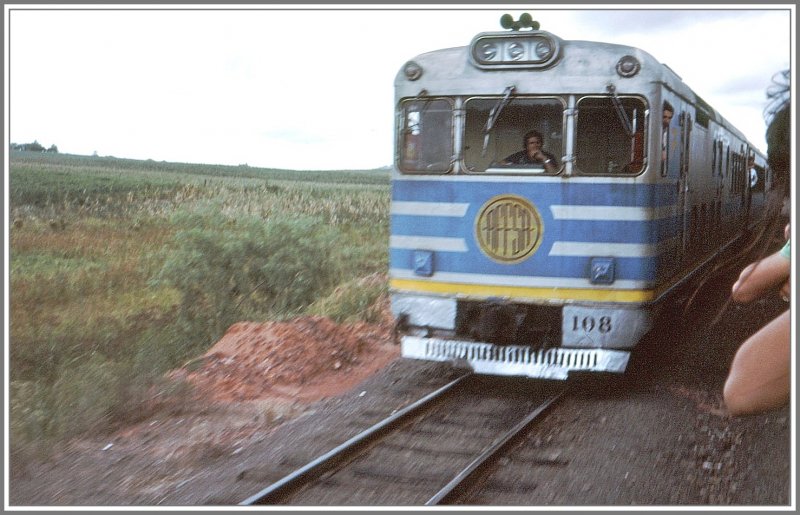 Qalitativ ein schlechtes Bild, aber ein bemerkenswertes Fahrzeug kreuzt uns in Cachoeira do Sul. Es handelt sich um  o trem Hungaro , wie er dort genannt wurde und stammte von Ganz Mawag in Ungarn. (Archiv 04/1981)