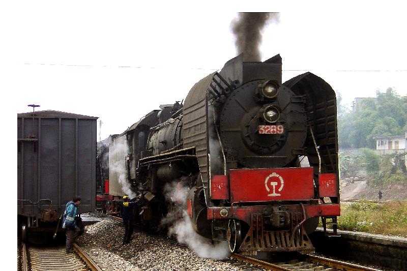 QJ 3289, letzte der drei auf der Privat-Strecke Luzhou-Longchang im Einsatz befindlichen 4-Achsen-Tender QJ, Dezember 2002.