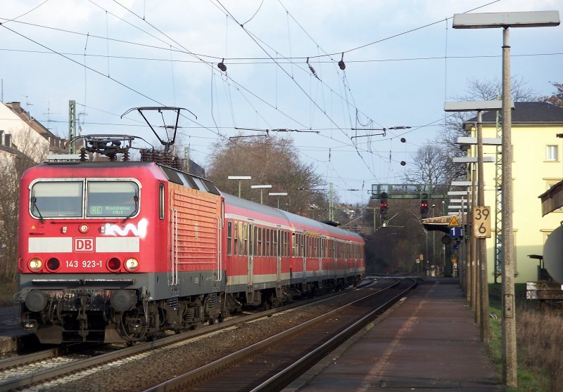 Qualitt durchfhrt Biebrich ;-): 143 923 mit einem Regionalexpress nach Koblenz bei der Bahnhofsdurchfahrt, 08.03.08.