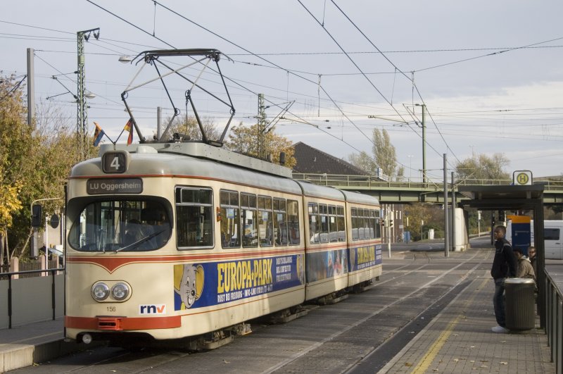 Qualittsdwag auf der 4 in Form von Wagen 156. Im Hintergrund sieht man die Zufahrt zu den Hochbahnsteigen des Ludwigshfner Hauptbahnhofes.
