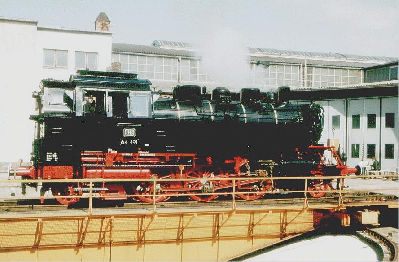 Quasi fabrikneu prsentiert sich am 6. 4. 2002 die 64 491 der Dampfbahn Frnkische Schweiz e.V. nach ber eineinhalbjhrigen Reparaturaufenthalt im Damplokwerk Meiningen.