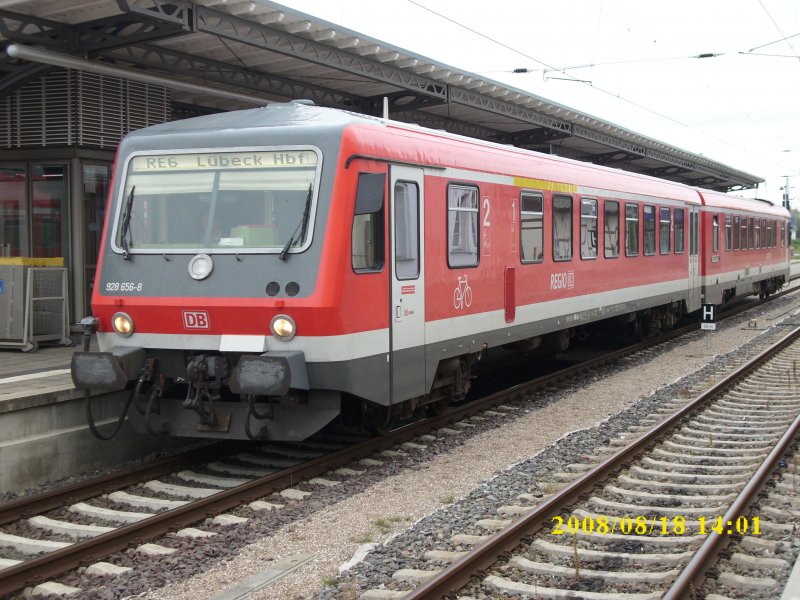 Quer durch Mecklenburg-Vorpommern fuhr,am 18.August 2008,der Triebwagen 928 656 als dieser von Szczecin Glowny nach Lbeck einen Zwischenhalt in Gstrow einlegte.