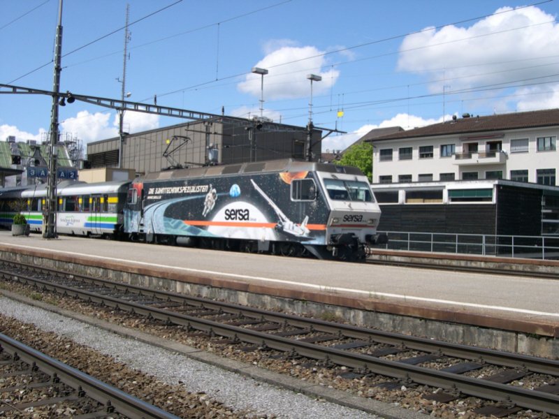 Quer durch die Schweiz 2008 - Von Luzern an den Bodensee nach Romanshorn ist SOB Re 4/4 IV 456 093 am 01.05.2008 mit IR 2419 unterwegs. Die Lok wirbt fr eine Schweizer Gleisbaufirma. Die SOB bernahm diese Loks in den 1990er Jahren von den SBB. Zwei Loks dieser Baureihe gehren der BLS und sind an die SOB vermietet.