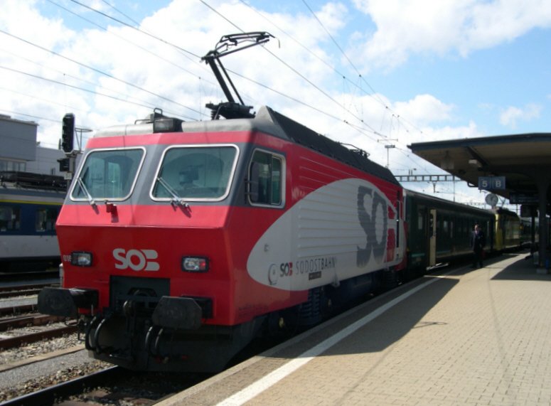 Quer durch die Schweiz 2008 - Auf unserer Reise von Deutschland ber Schaffhausen-Winterthur-St. Gallen-Rapperswil-Zrich-Luzern-(Seetal)-Olten-Biel nach Twann begegnen wir am 01.05.2008 der SOB 446 016 in Rapperswil. Sie wird ihre Kollegin bis Biberbrugg mit IR 2420 etwas untersttzen, weil der VoralpenExpress heute noch einen zustzlichen Wagen fr eine Schulklasse fhrt. Ein Zustand der in Deutschland lngst undenkbar geworden ist. 